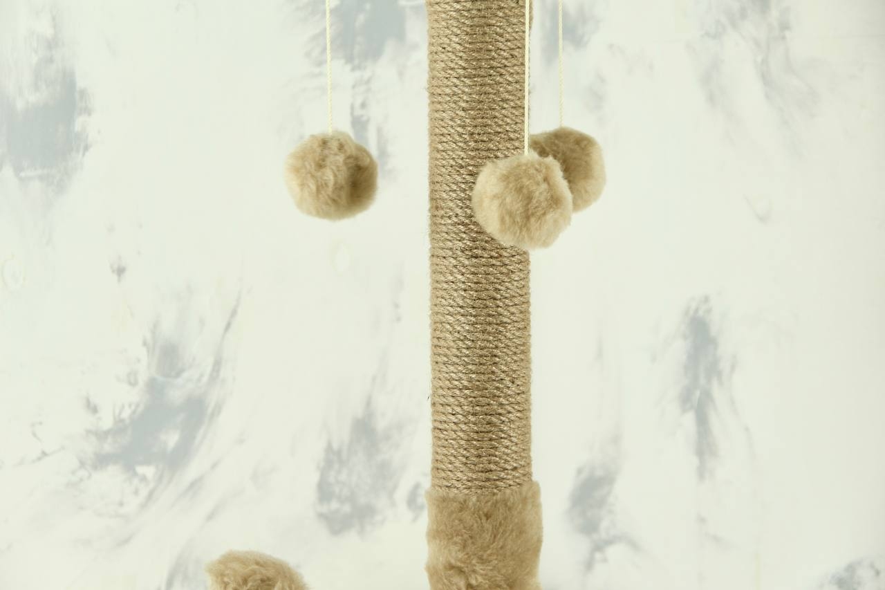 Когтеточка для кошек джутовая Арлекин основа 37*37 см, столб h67 см, 3 шара с игрушкой на пружине  - Когтеточка для котов