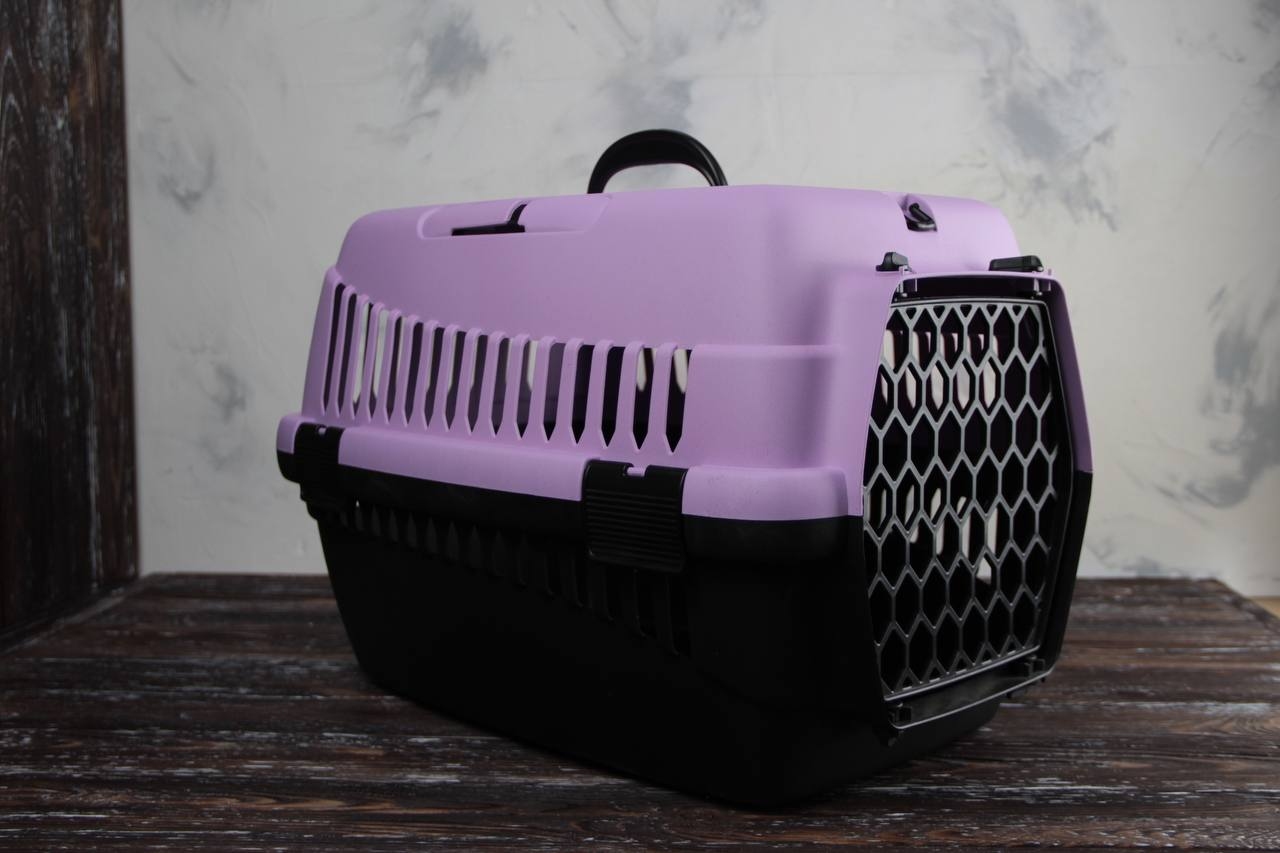 Переноска для животных сиренево-черная пластик  -  Сумки и переноски для кошек -   Материал: Пластик  