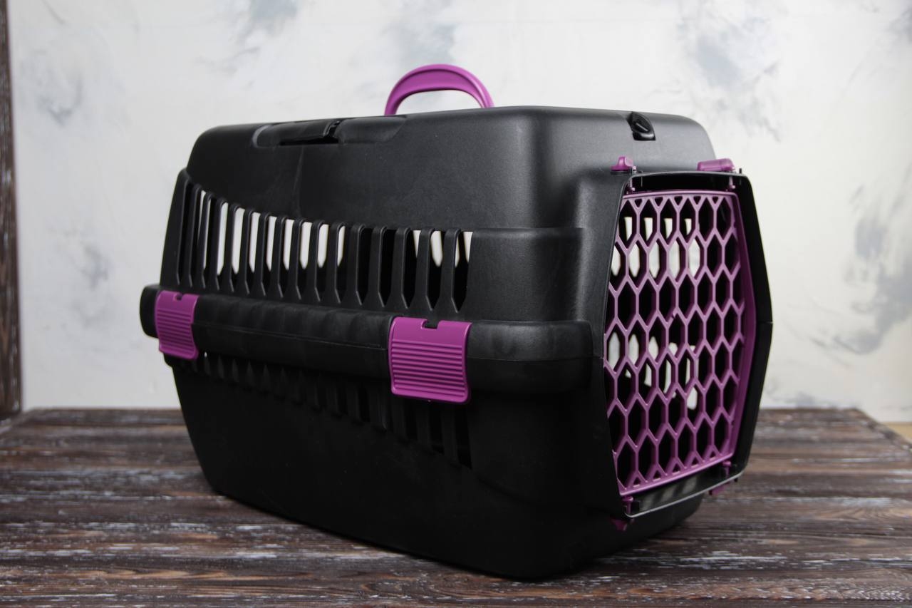 Переноска для животных черная пластик фиолетовые двери  - Переноски для собак
